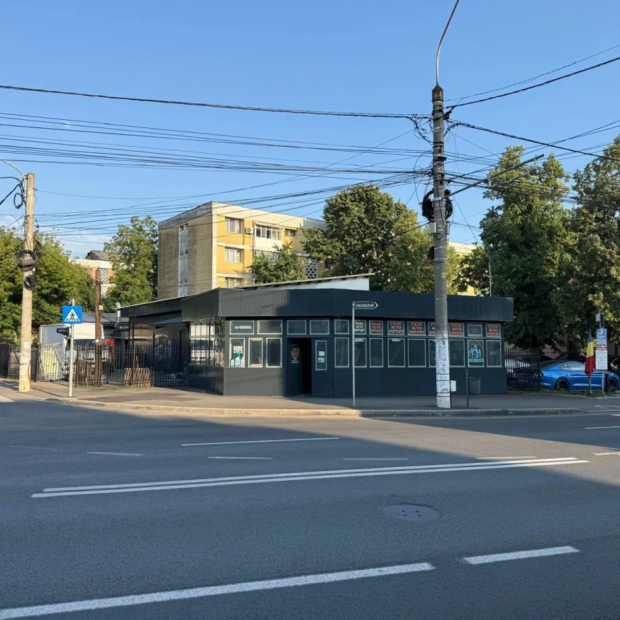 Mecanic M AD GARAGE lucrând în atelier
